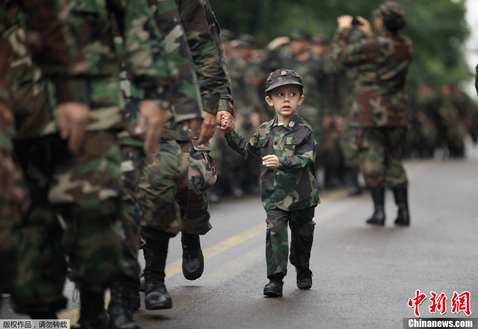 巴拉圭举行独立日阅兵 父子兵军装亮相