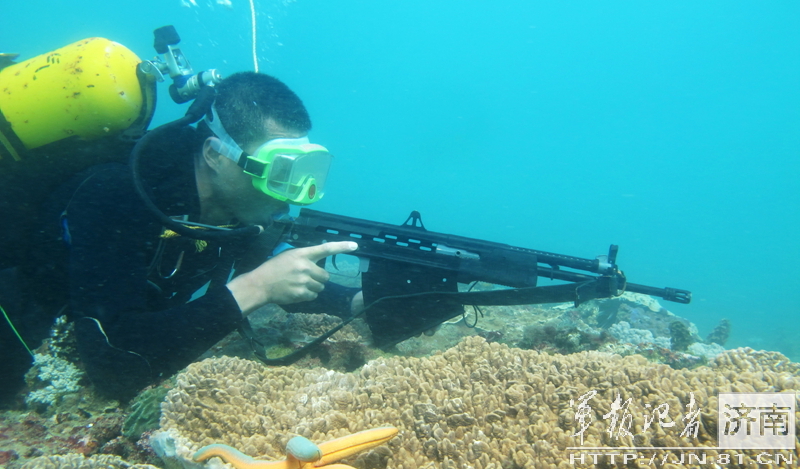 济南军区精锐蛙人曝光:持特种步枪练水下作战