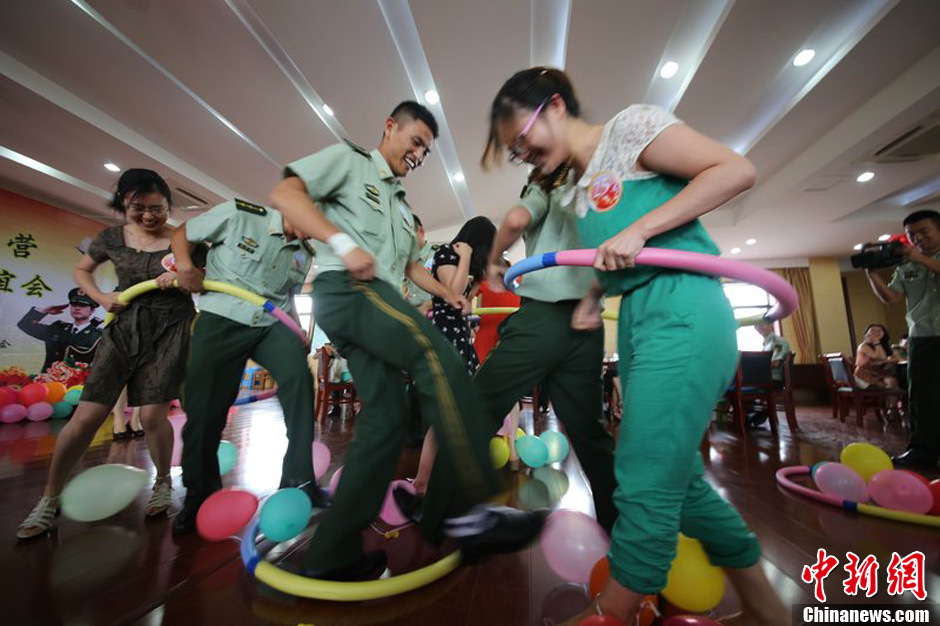 互扮"兔女郎":驻浙武警官兵与女青年相亲