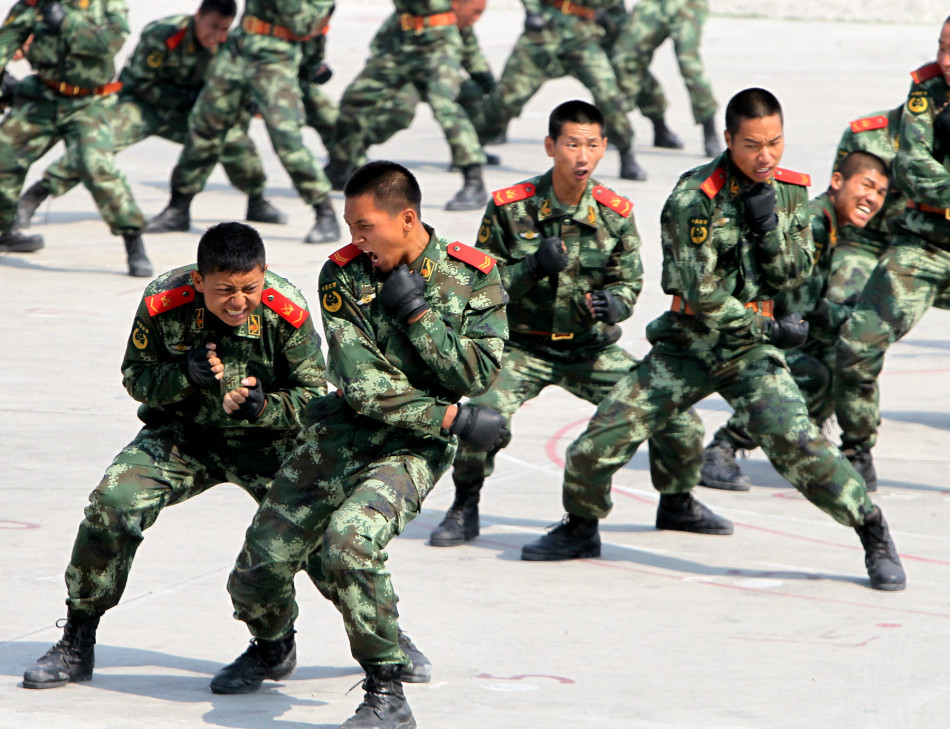 武警战士在演练擒拿格斗战术