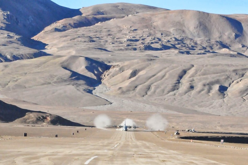 向中国传递强硬信号?印度c130突降中印边境