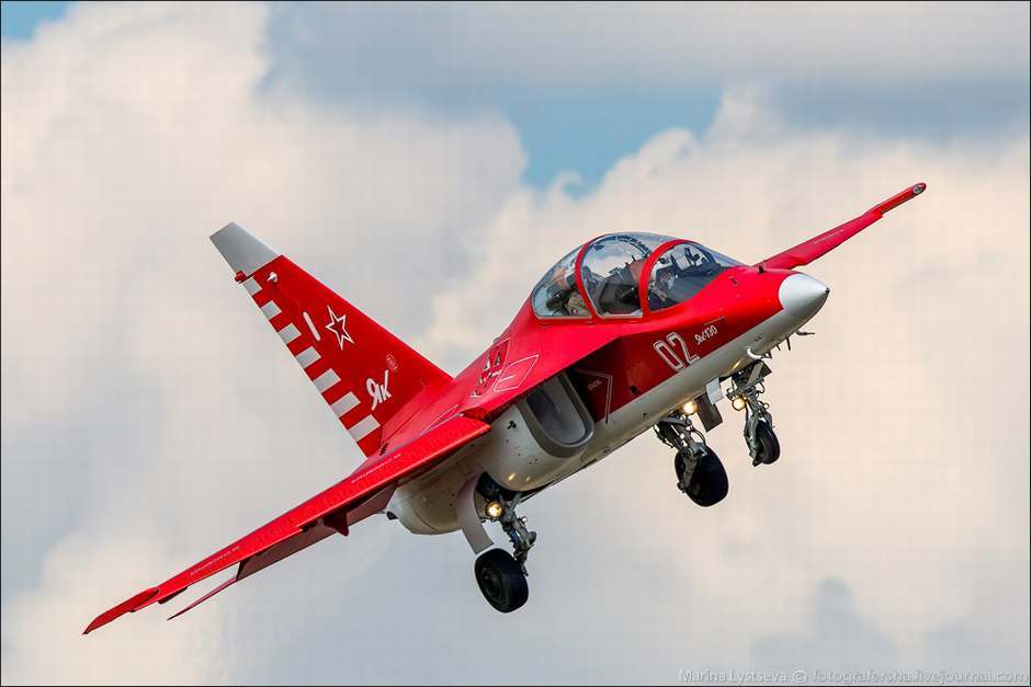 俄罗斯爬墙党拍到红色惊艳涂装雅克130飞行秀