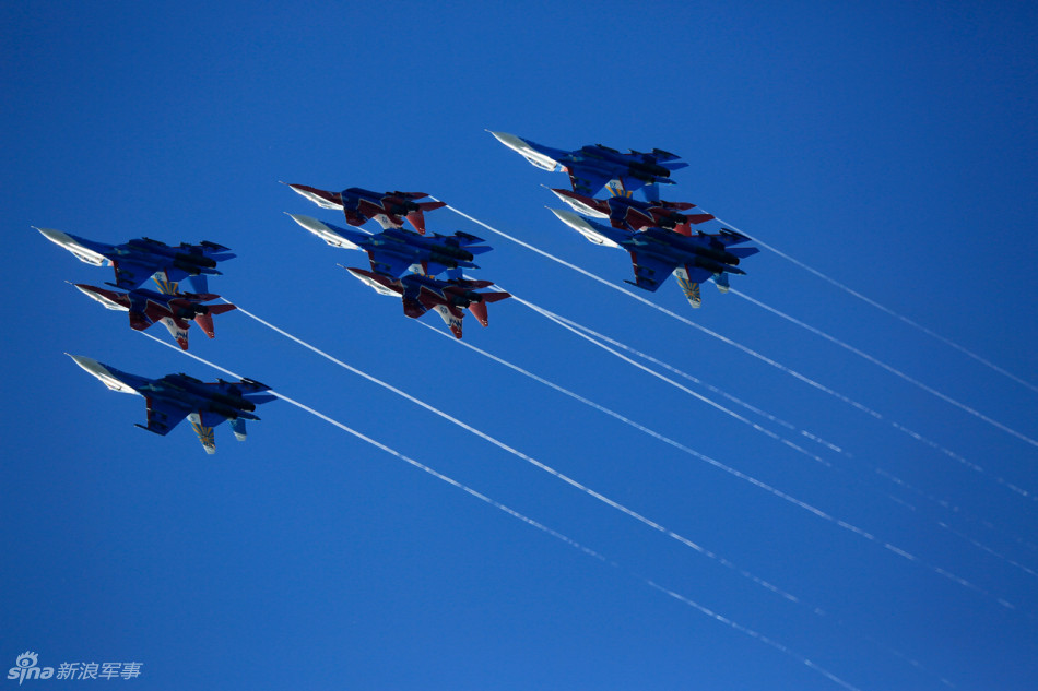 勇士雨燕混编编队超炫丽空中飞行秀