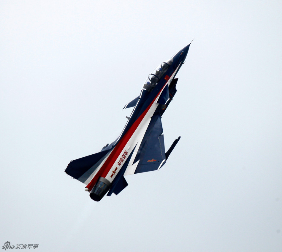 歼十航展首次正式表演 现场俄罗斯观众掌声不断_高清图集_新浪网