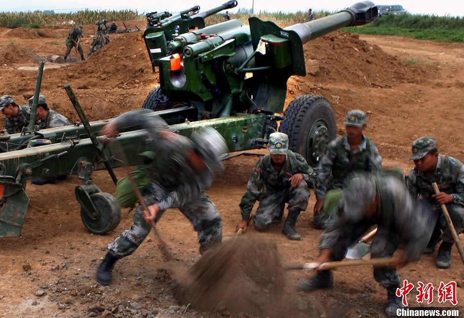 炮兵们快速构筑炮位