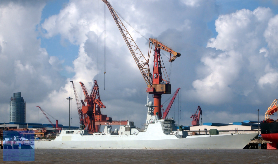 沪东船厂实拍舾装中的多艘052d舰