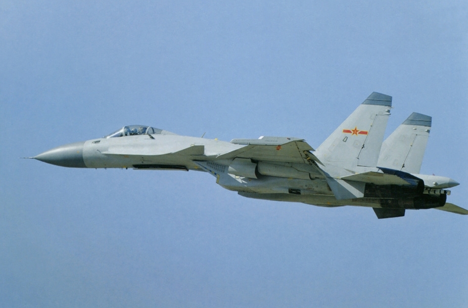 试飞中的歼-15舰载战斗机