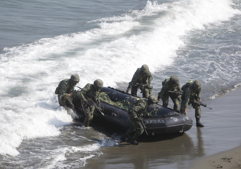 两队士兵分别攻击一楼二楼