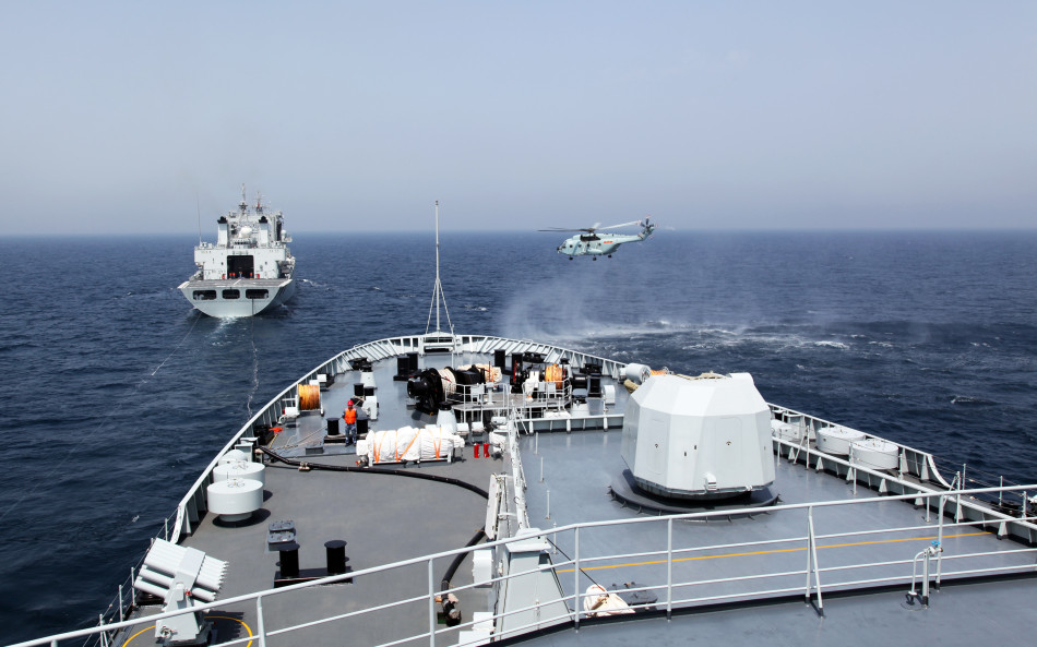 太湖舰官兵往直升机上搬运干货