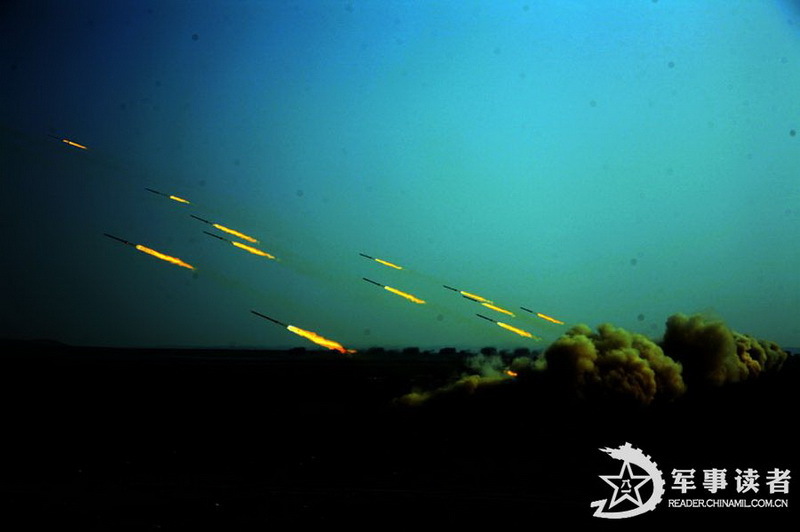 新疆军区重型火炮群猛烈开火展现强悍打击能力