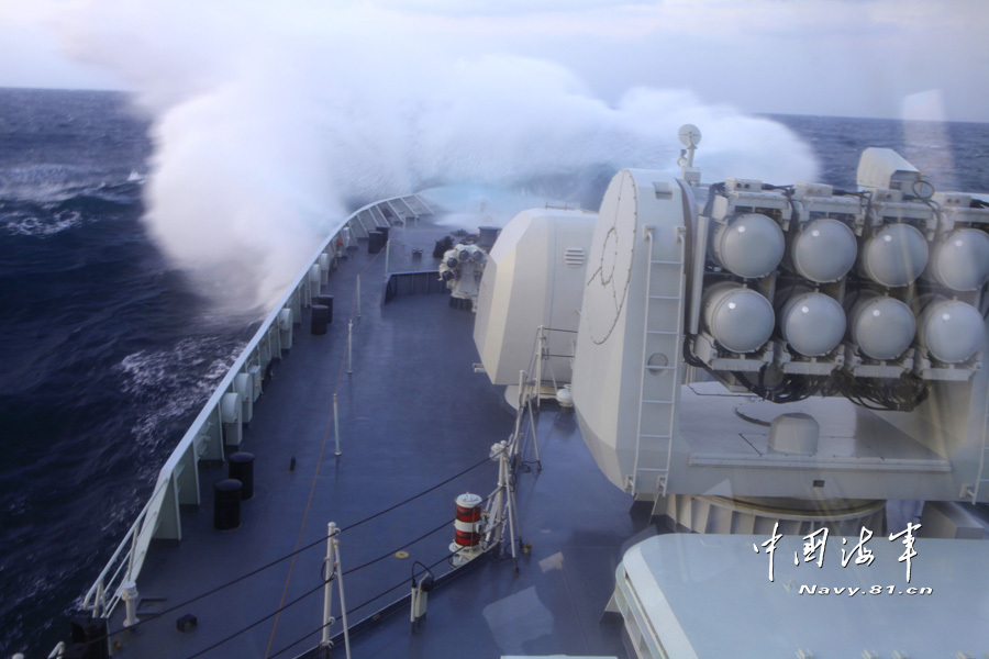 中国054型护卫舰乘风破浪巡逻东海油气田_高清图集_新浪网