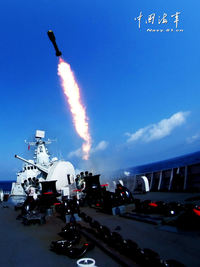 鱼雷发射出筒瞬间 李章龙 摄