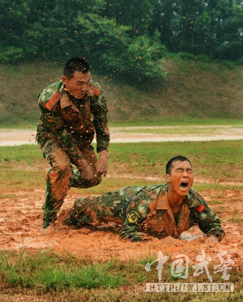 都是硬汉子:武警部队训练强度不比特种兵差_高清图集_新浪网