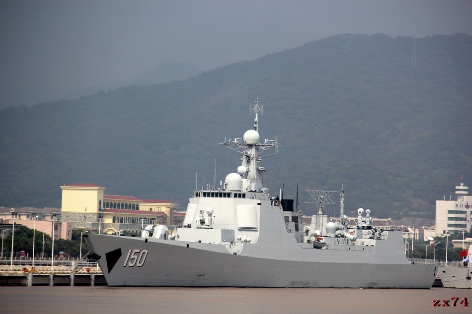 我军长春号防空舰领一群054a"小弟"军港待命