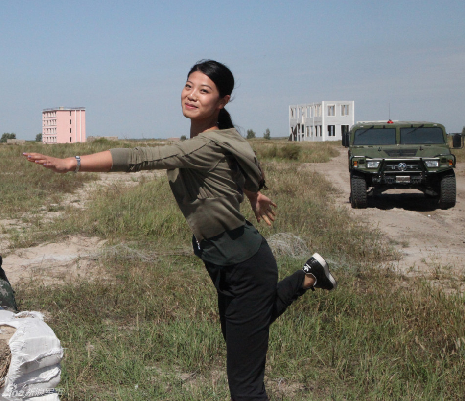 09年国庆阅兵最美女队员训练场上擦重炮