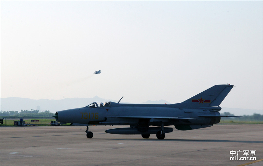 广空仍大量装备歼7战机 成群出动练昼夜作战_高清图集_新浪网