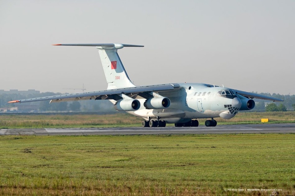 我军伊尔-76md运输机在境外参演美照