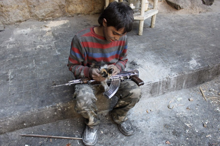 叙利亚13岁童军加入反对派持亡父步枪作战