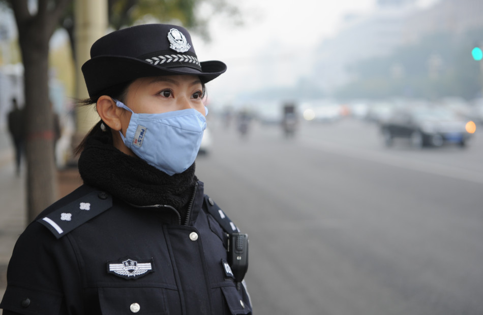 80后爱哭爱笑女孩放弃律师出国当上外勤警花_高清图集_新浪网