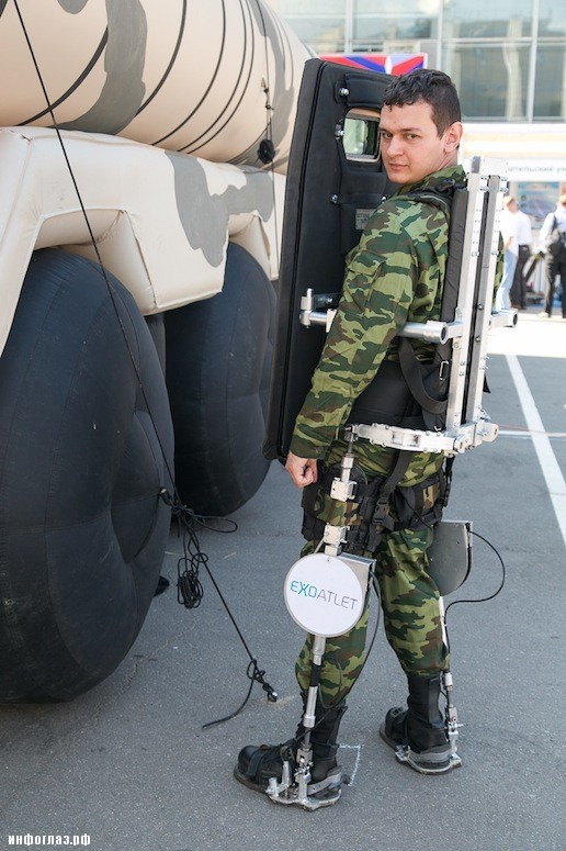 俄军外骨骼服配装防弹盾牌