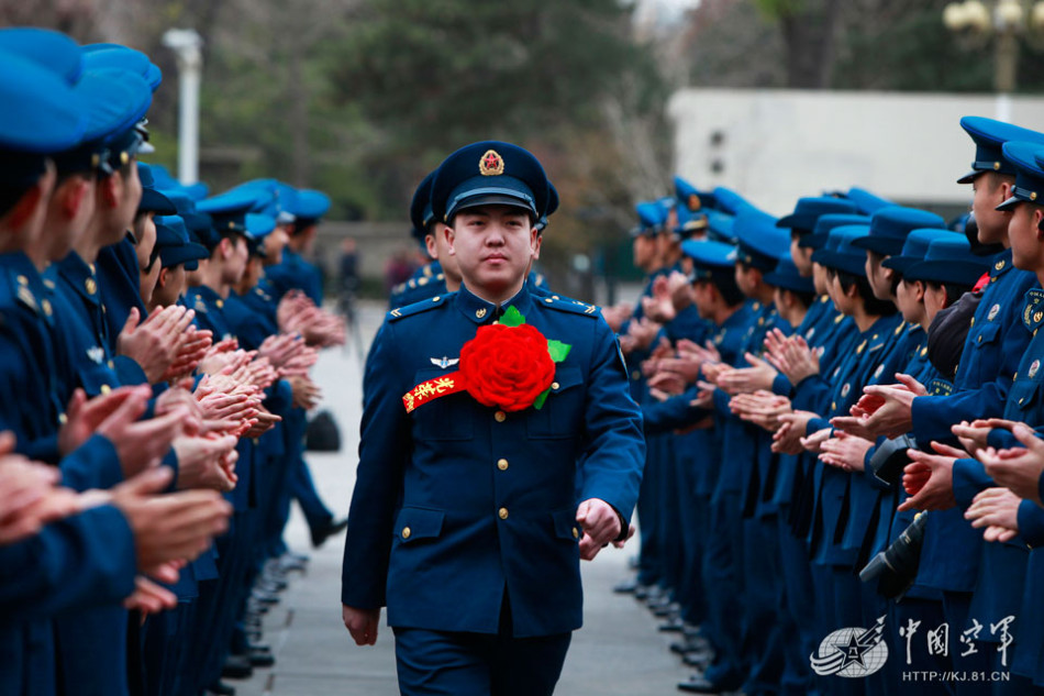 空军退役士兵集体向军旗告别 女兵泪流不舍战友_高清图集_新浪网