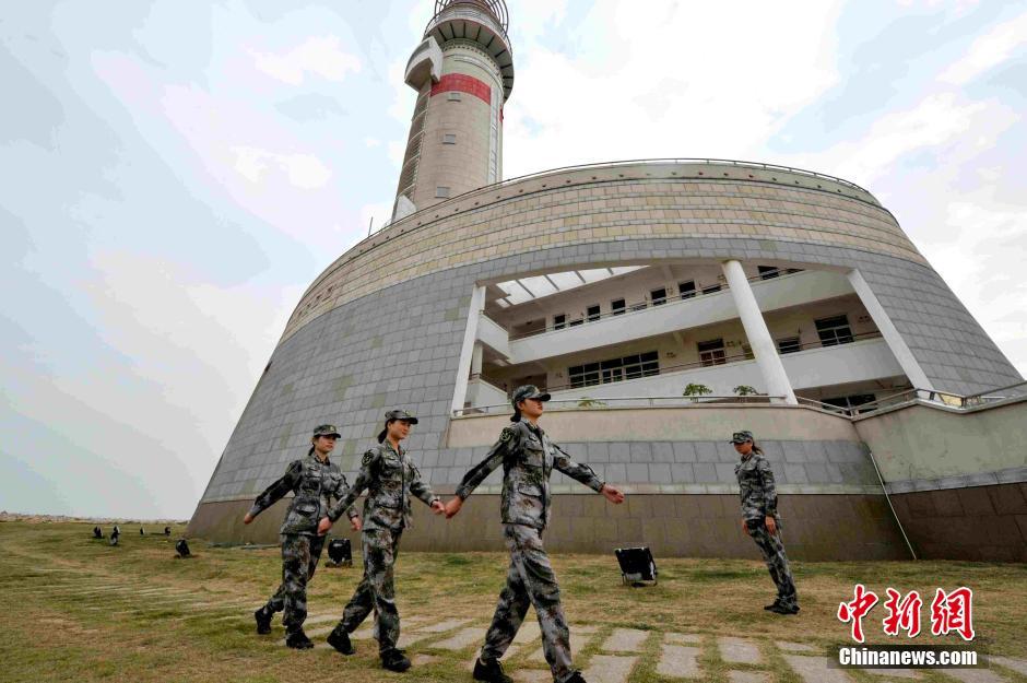 中国年轻女民兵驻守古炮台 月收入不足2000元_高清图集_新浪网