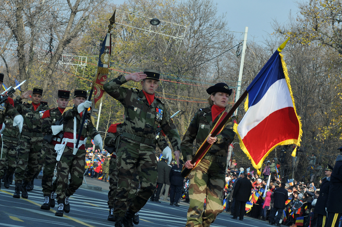 罗马尼亚国庆大阅兵 美女顶了半边天_高清图集_新浪网