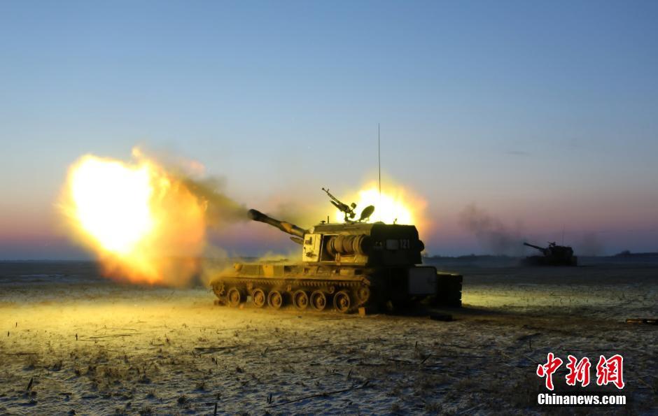 152毫米自行榴弹炮开火2