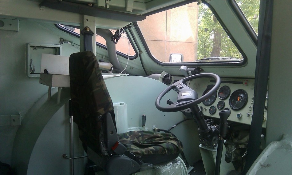 解放军红旗7防空导弹车内部原是这模样