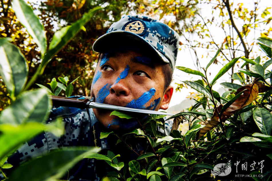 我军机场守卫部队演习动真格 又见大兵口叼匕首_高清图集_新浪网