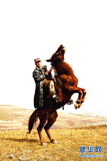 双脚踏在马蹬上,由慢步到快步,由平原到地形复杂,稍有不慎,马失前蹄