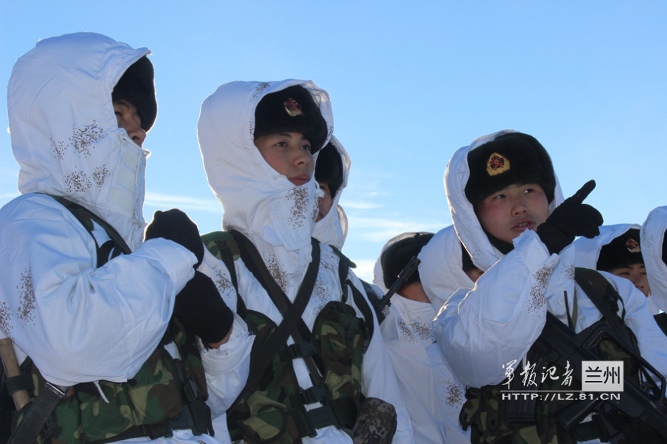 驻新疆边防兵武装巡逻 已配发新雪地作战服_高清图集_新浪网