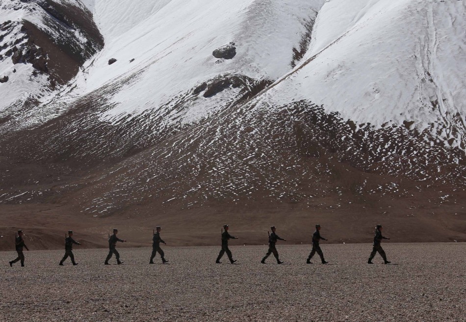 天文点边防连官兵海拔5300多米高原上练战术