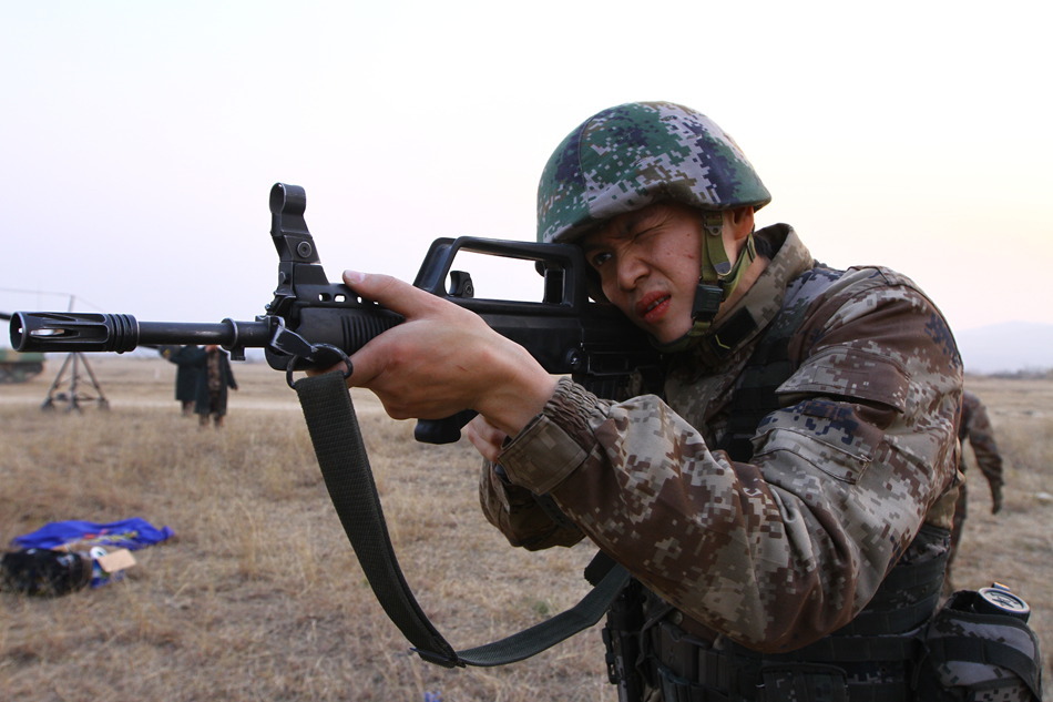 羽毛球冠军鲍春来训练照