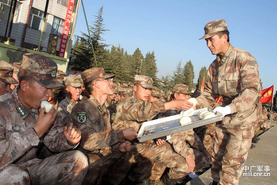 开训啦都给我精神儿的:警卫排头顶开瓶不怕疼_高清图集_新浪网