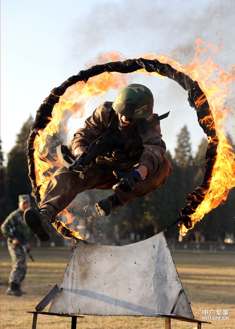 开训啦都给我精神儿的:警卫排头顶开瓶不怕疼_高清图集_新浪网