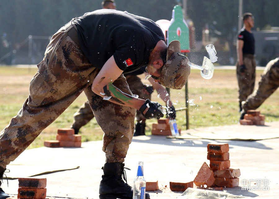 开训啦都给我精神儿的:警卫排头顶开瓶不怕疼_高清图集_新浪网