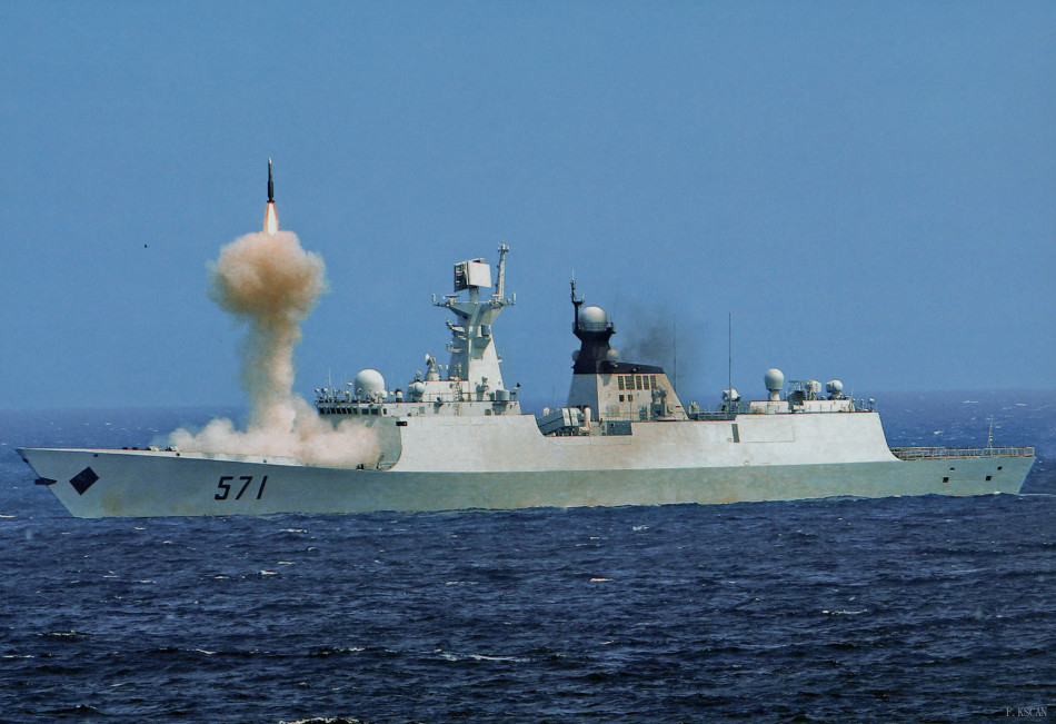 海军054a级新护深海劈波斩浪垂发导弹凶猛瞬间