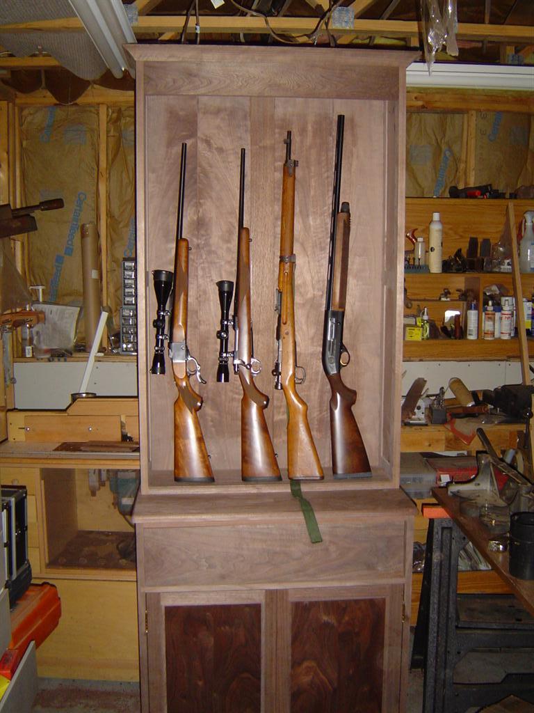 美国作为合法持有枪支的国家,居民家中藏有几把长枪短枪并不是什么