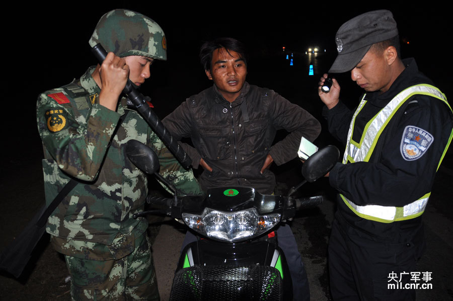驻滇武警部队荷枪实弹严查边境通道