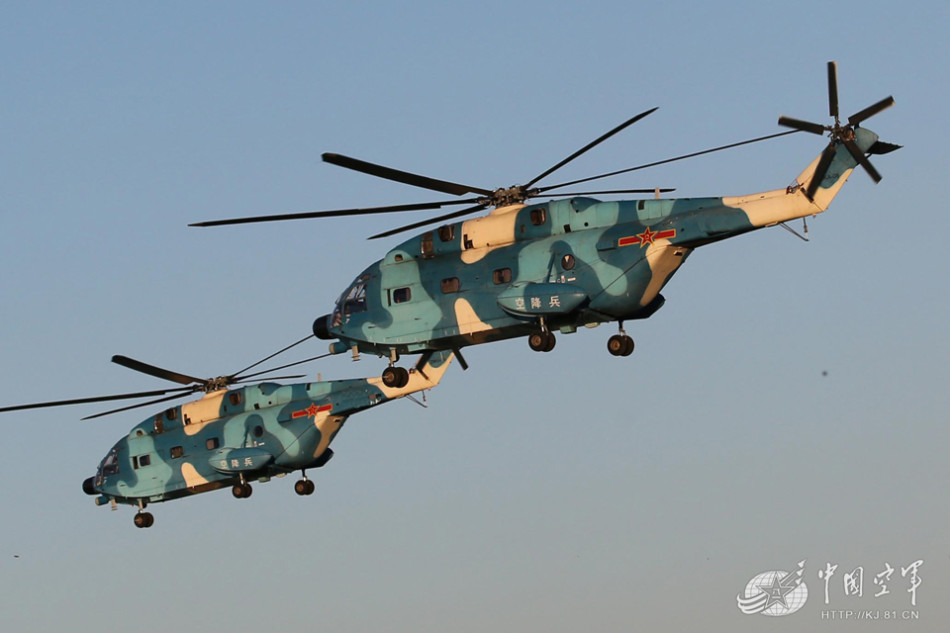 空降部队有动作:武装运输直升机群夜间升空_高清图集_新浪网