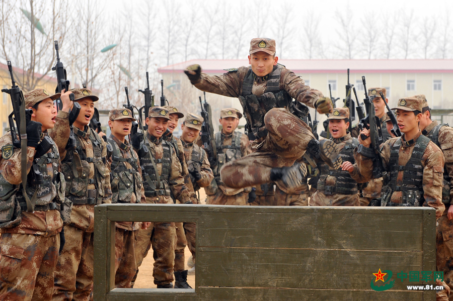 北京军区王牌儿连已装备新型09轮式步战车