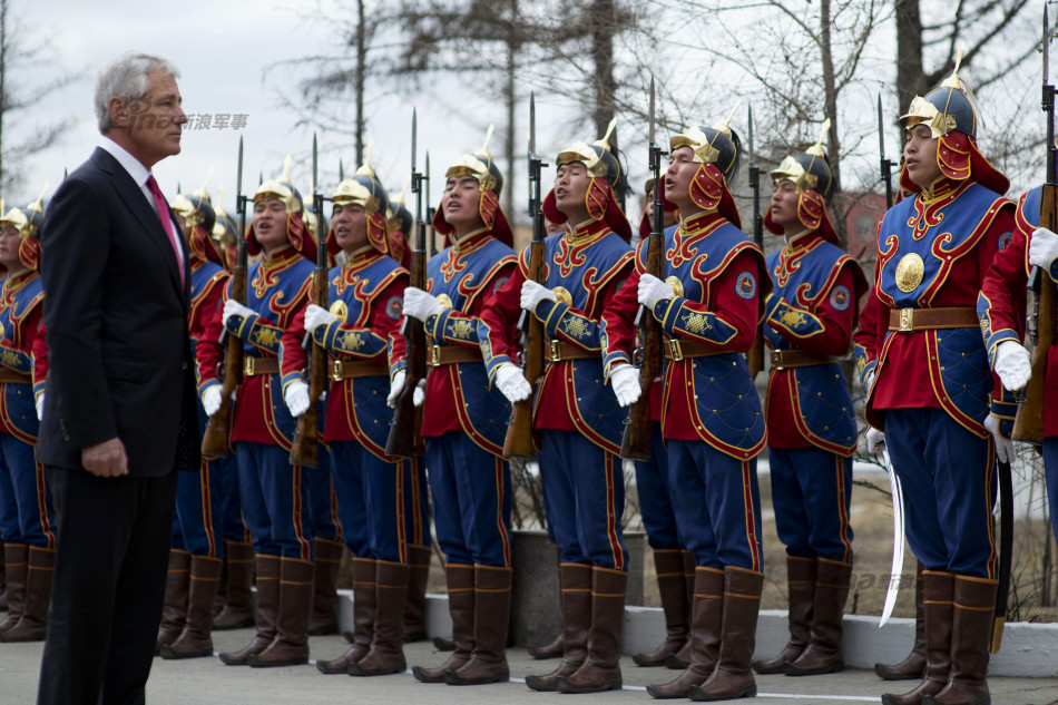 蒙古军队仪仗队彩装列队迎接美国国防部长到访