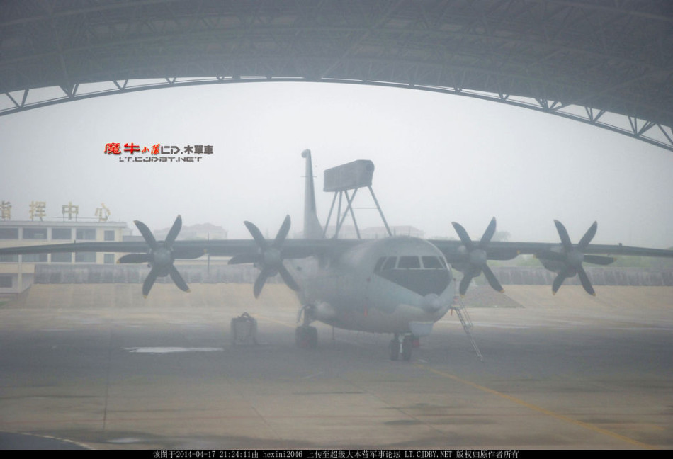 机场内部实拍中国空军预警机
