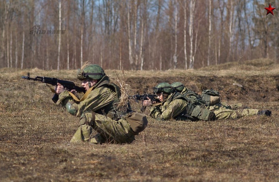 俄军王牌76空降师练山地攻防 假想敌部队亮相_高清图集_新浪网