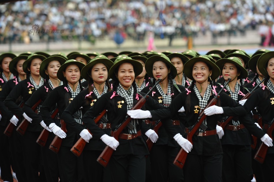 越南举行盛大阅兵式 挎枪女民兵方队是亮点