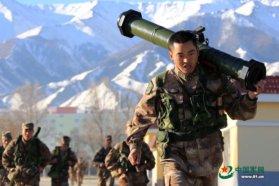 没体力不行边防军练越野重武器手扛炮管飞奔