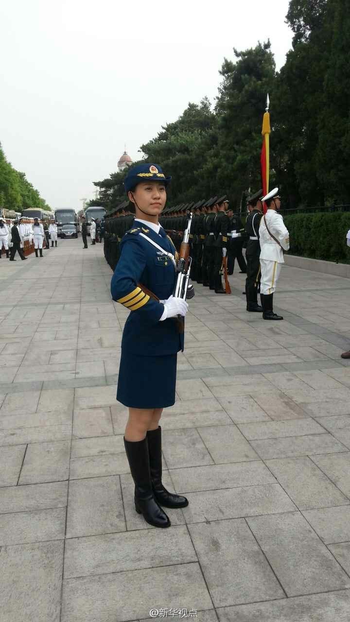 仪仗队女护旗手向中外媒体亮相