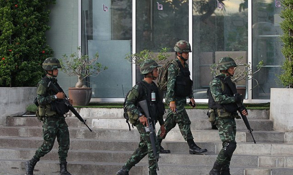 泰军士兵在街头巡逻