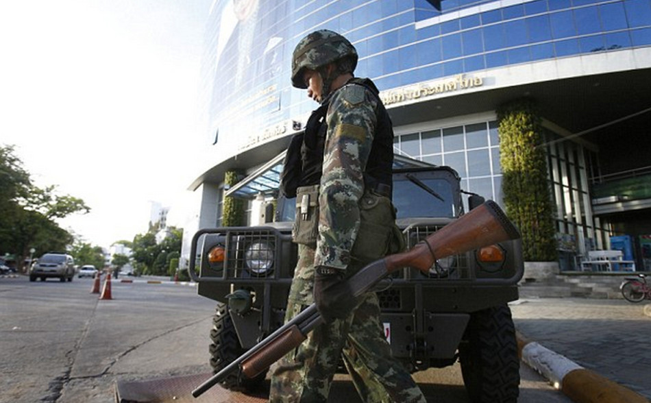 泰军街头持枪戒严:士兵神情悠闲美女争相合影!